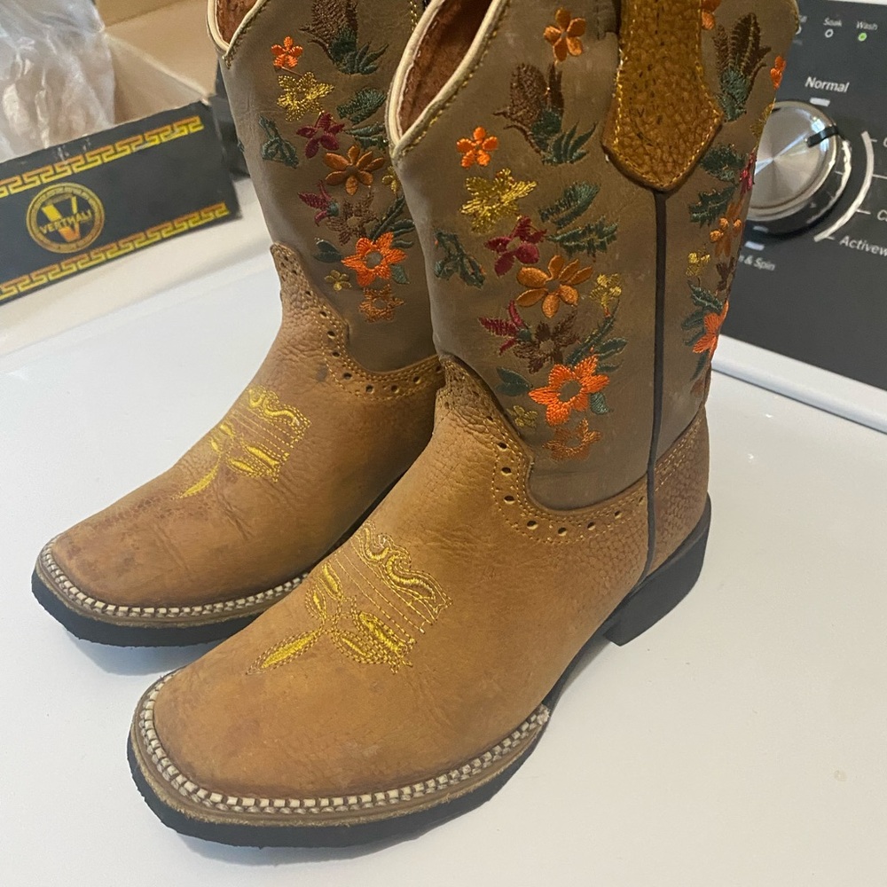 Embroidered cowboy Boots with Floral Design